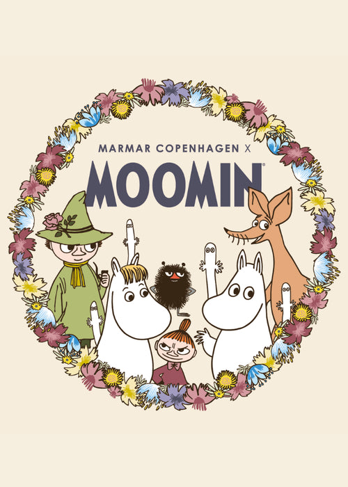 Moomin-illustration i blomsterkrans med figurer.