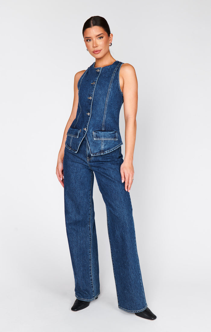 badge_model-wears-size-25